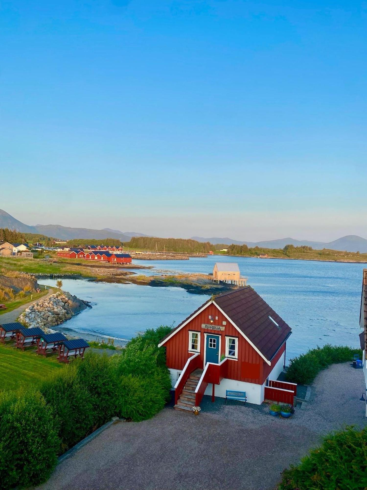 Waterfront Rorbu - By The Beach Bud Exterior photo