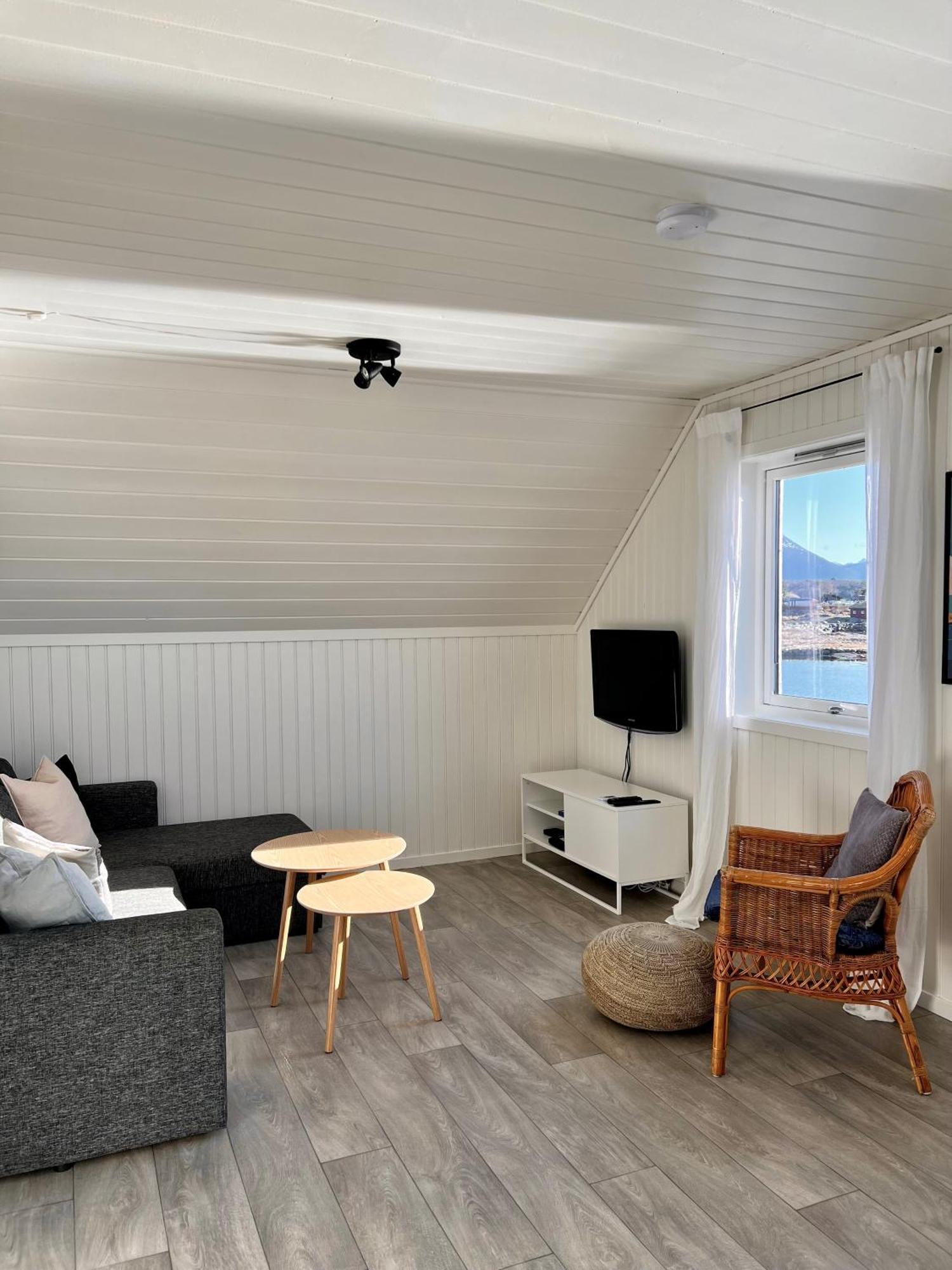 Waterfront Rorbu - By The Beach Bud Exterior photo